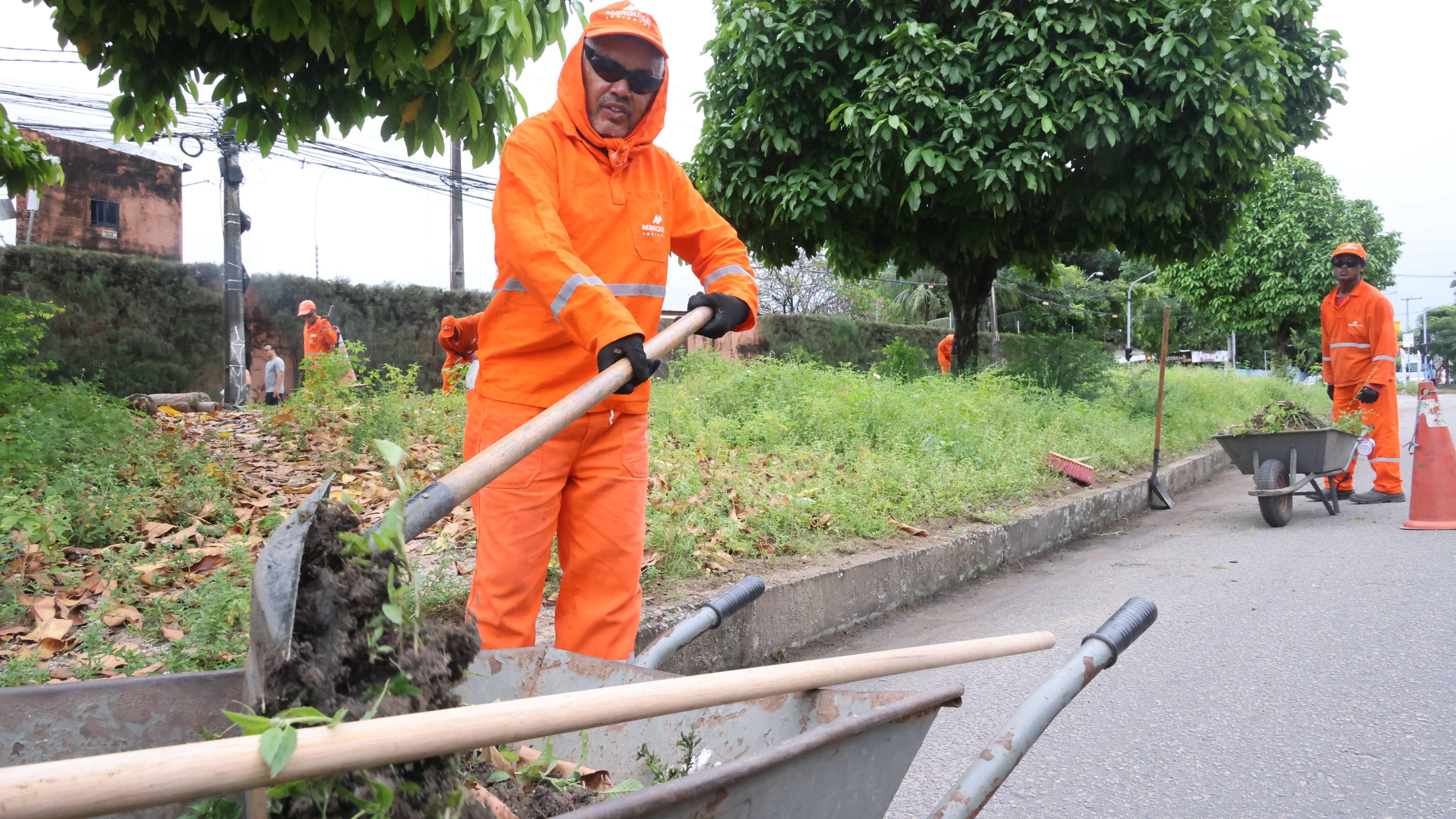 gari fazendo serviço de capina numa via